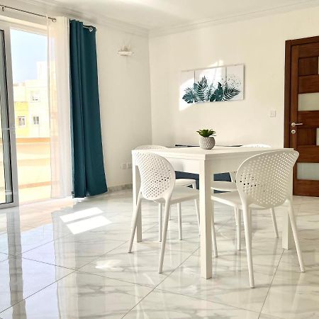 Condo With Patio Overlooking Piazza グジラ エクステリア 写真