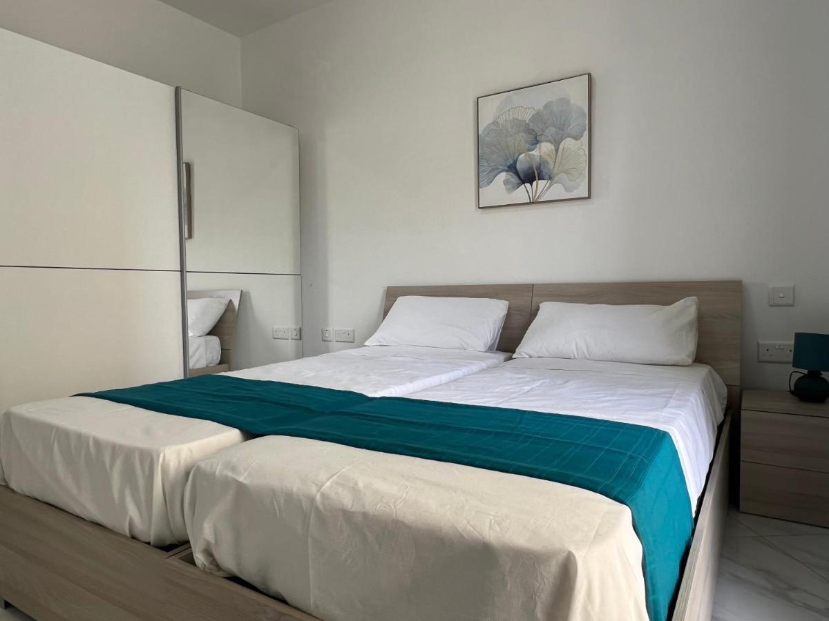 Condo With Patio Overlooking Piazza グジラ エクステリア 写真