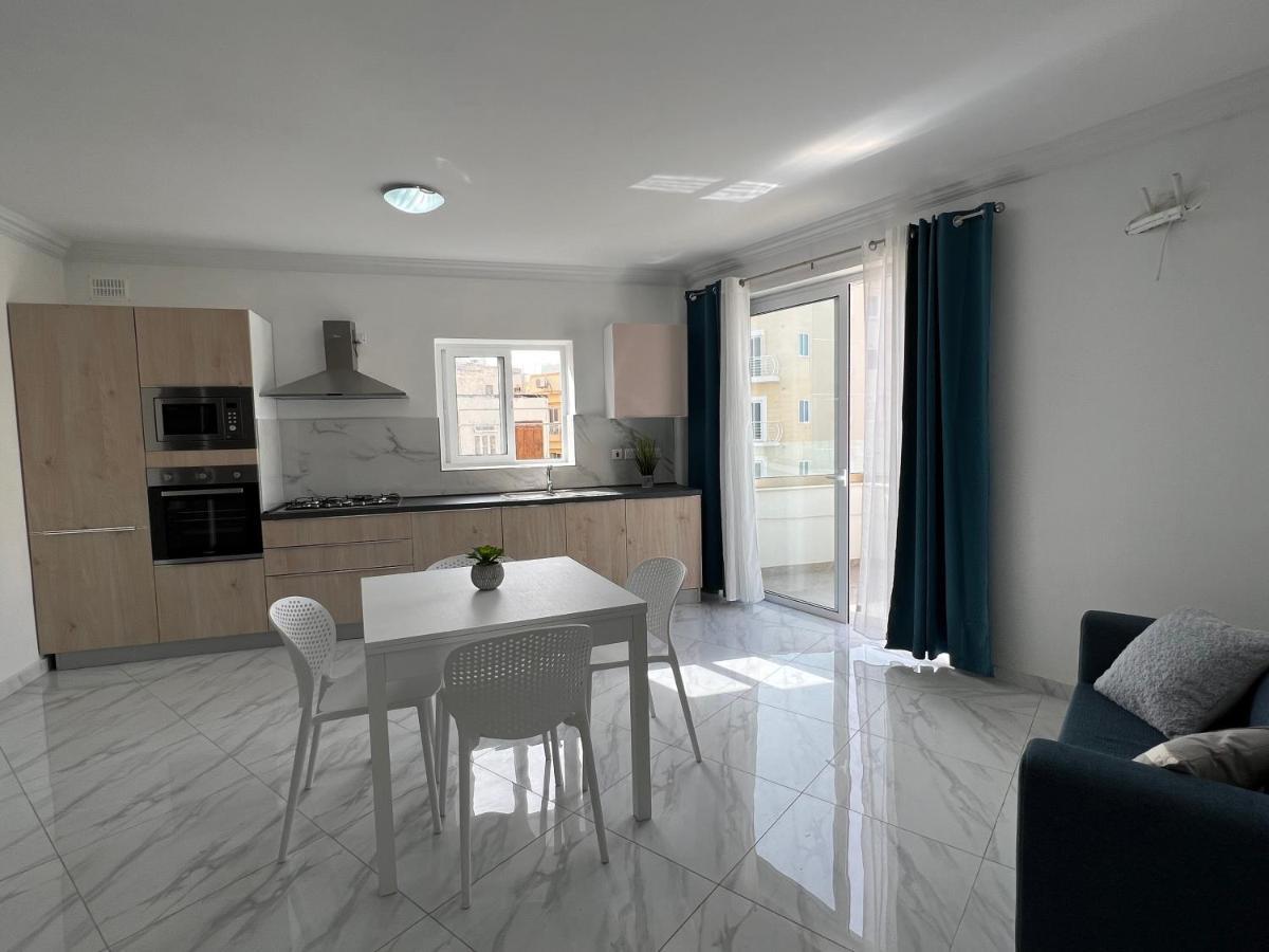 Condo With Patio Overlooking Piazza グジラ エクステリア 写真