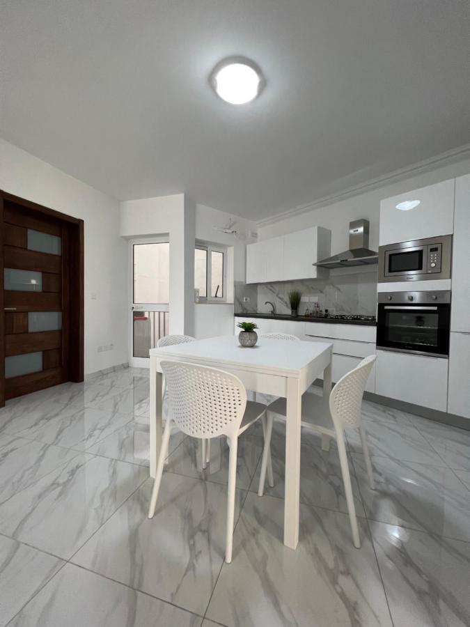 Condo With Patio Overlooking Piazza グジラ エクステリア 写真