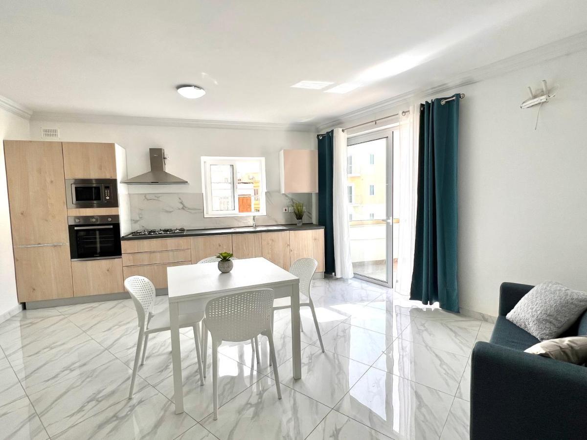 Condo With Patio Overlooking Piazza グジラ エクステリア 写真