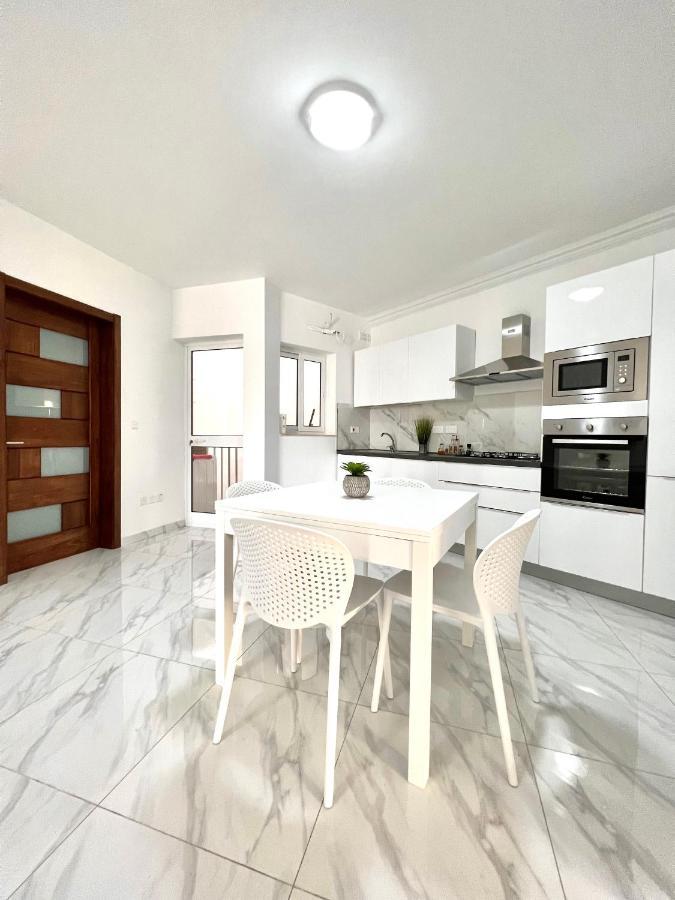 Condo With Patio Overlooking Piazza グジラ エクステリア 写真