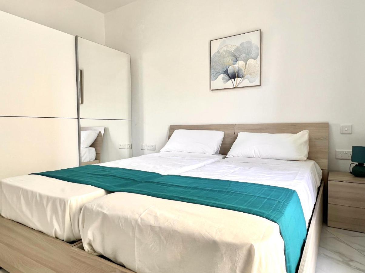 Condo With Patio Overlooking Piazza グジラ エクステリア 写真